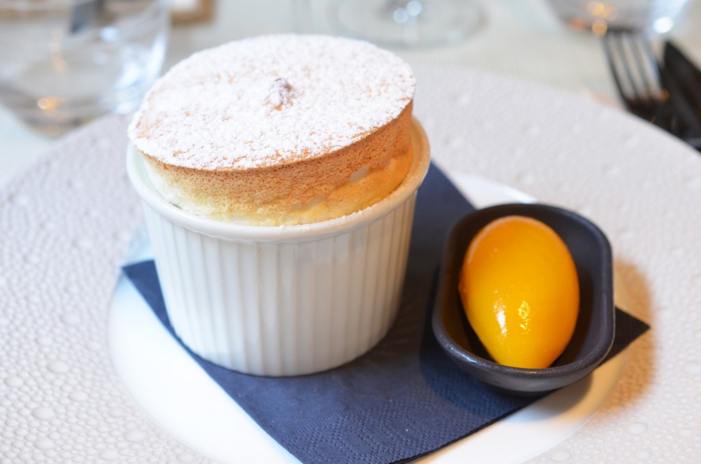 Soufflé au coco et sorbet mangue