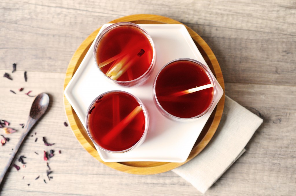 Boisson à l'hibiscus et à la citronnelle sepia