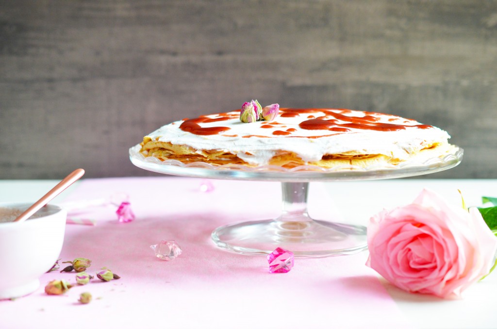 Gâteau de crêpes, sauce fraise & rose