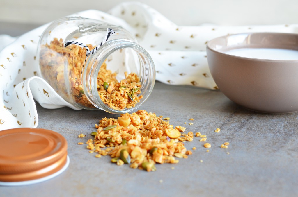 Zoom Granola et bol de lait d'amande