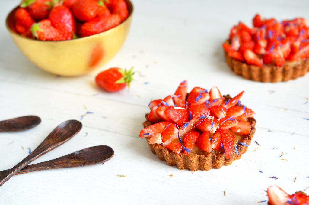 Tartelettes à la compotée de rhubarbe et aux fraises fraîches