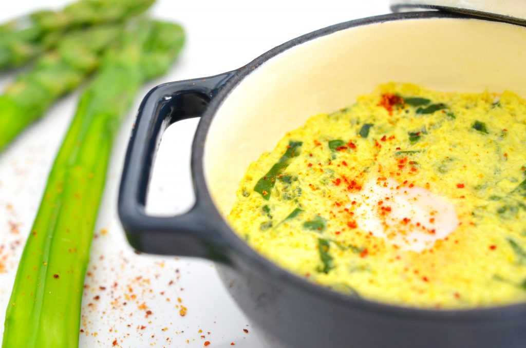 Zoom oeuf cocotte épinards - lait de coco et curry